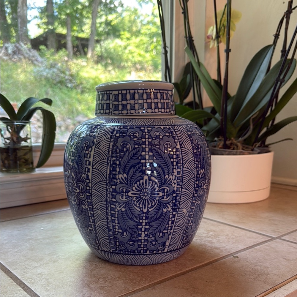 Blue and White Ceramic chinoiserie Vase